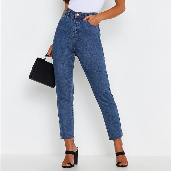Boohoo petite raw hem blue wash mom jeans - Picture 1 of 3